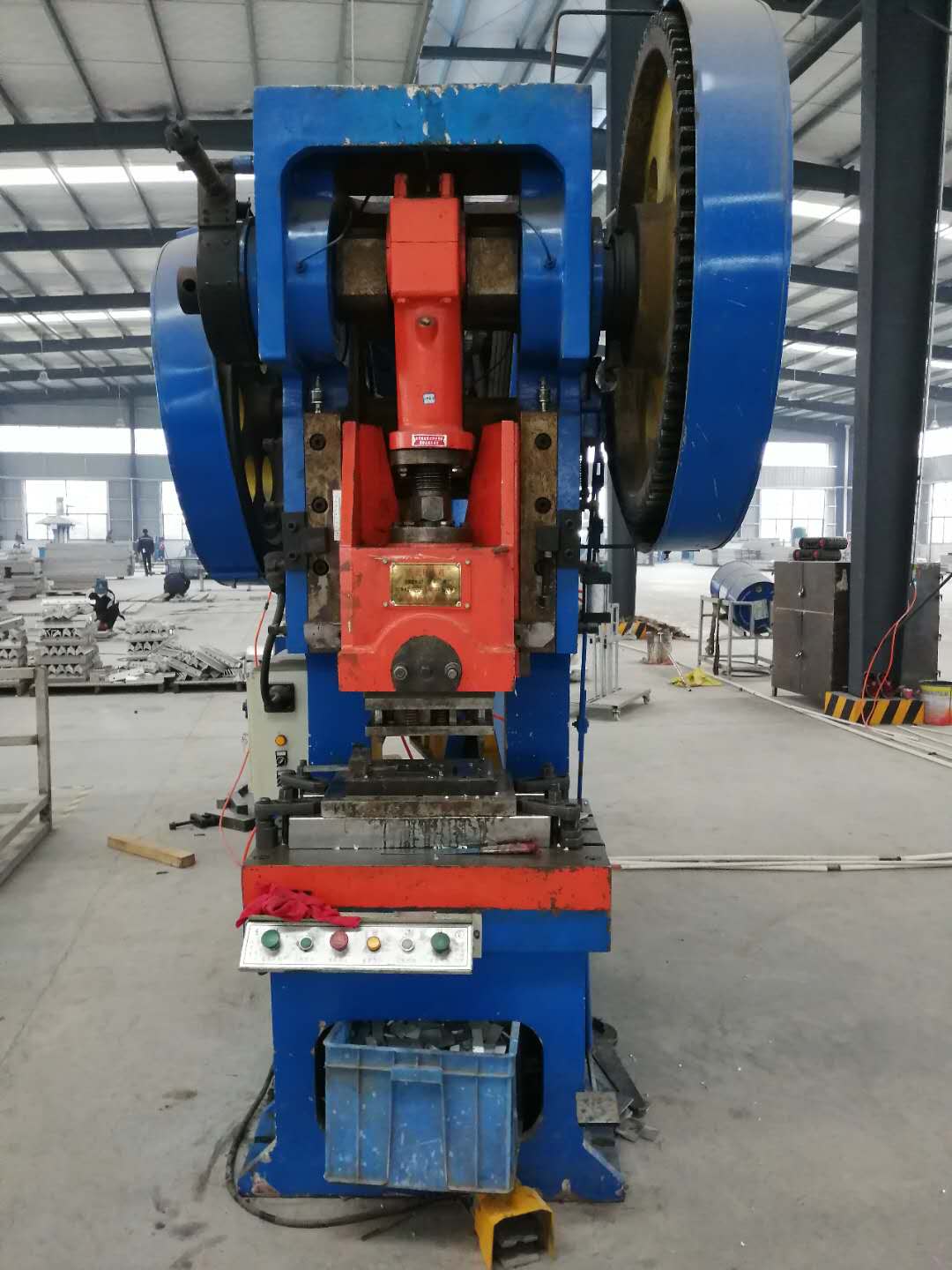100噸開式壓力機(jī)